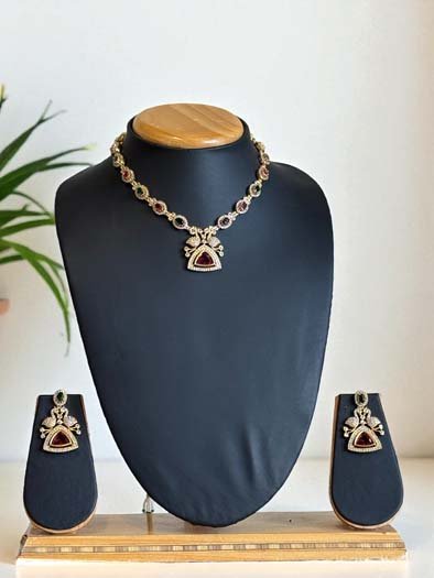 Delicate Kemp Stones Pendant set