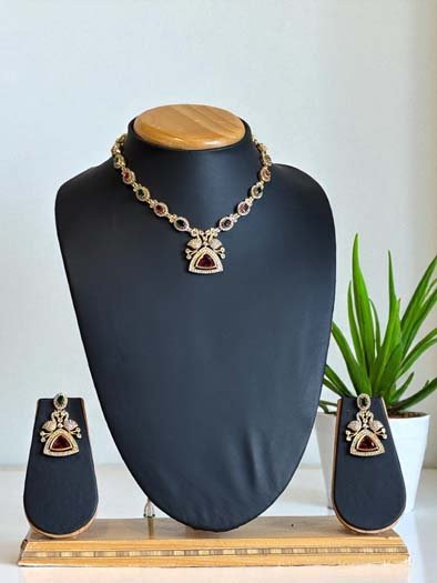 Delicate Kemp Stones Pendant set